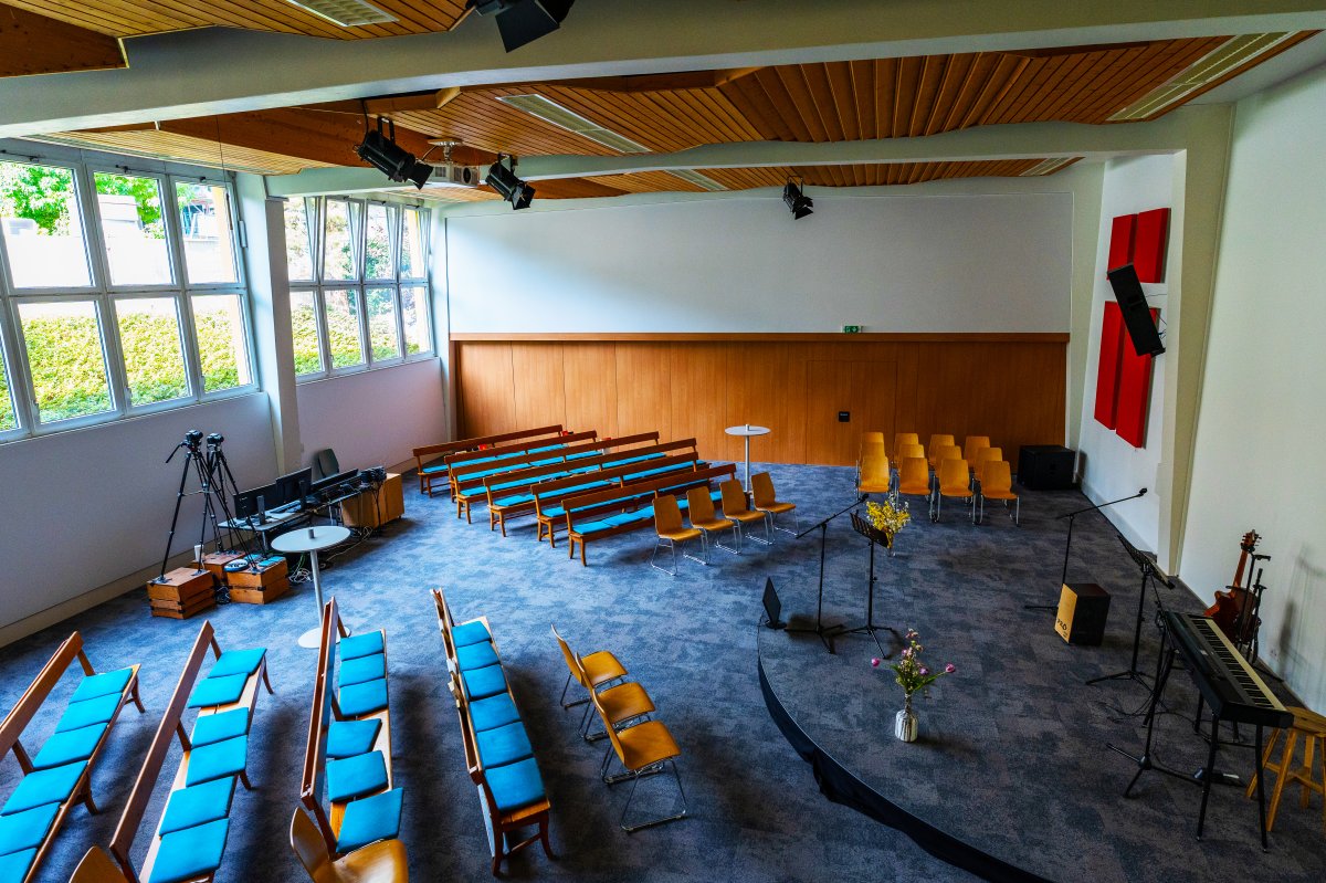 Assemblée chrétienne des Trois-Rois à Lausanne: salle insonorisée et mieux éclairée grâce à la nouvelle moquette, aux murs isolés en toile tendue, aux panneaux acoustiques au plafond. La salle est plus claire et plus chaleureuse. Aménagement qui répond aux besoins des personnes âgées.