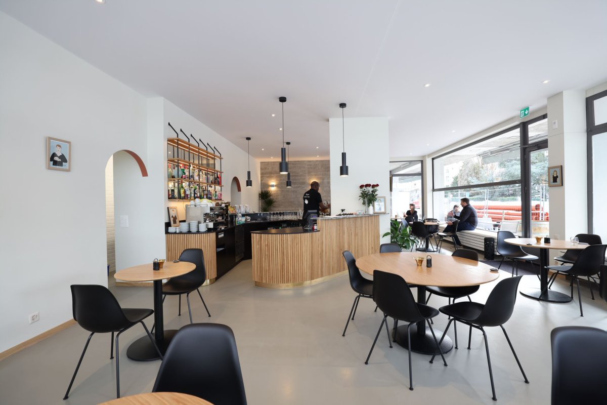 Transformation du restaurant en un restaurant inclusif selon le concept de DeafSpace. 
