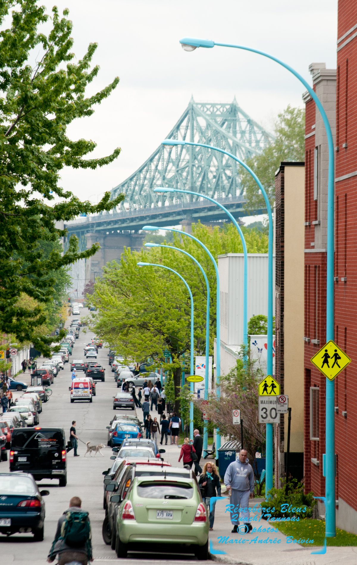 Installation artistique Réverbères Bleus sur la rue Parthenais à Montréal pour rendre visible les activités artistiques de la rue