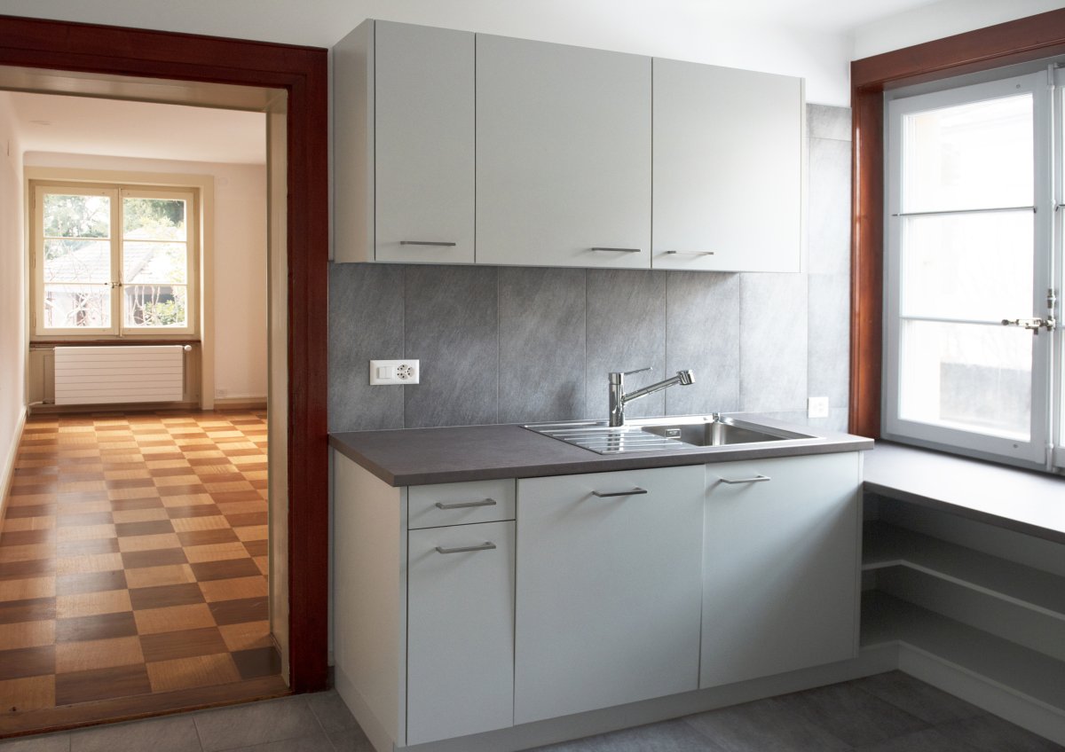 transformation des bureaux en un appartement à Bex: chambre et cuisine